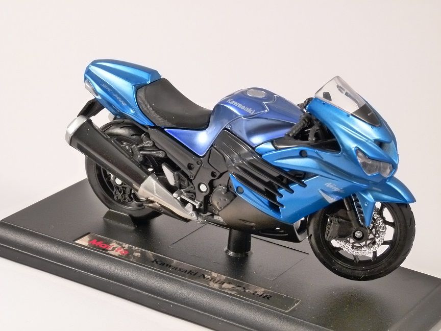 Maisto motorka na stojánku se zn. KAWASAKI - Kawasaki Ninja ZX-14R 1:18 modrá