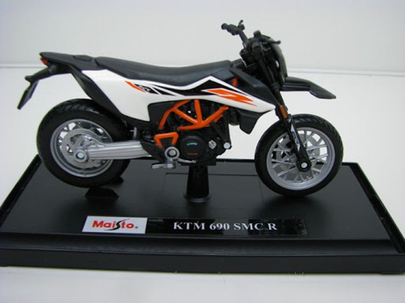 Maisto motorka na stojánku se zn.KTM - KTM 690 SMC R 1:18 bílo oranžová