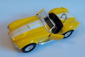 auto Welly -  Shelby Cobra 427 S/C  1965  cabrio - žlutá barva