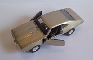 Welly - auto Old Timer - Oldsmobile 442 ( 1968 ) - stříbrná barva