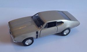 Welly - auto Old Timer  -  Oldsmobile 442  ( 1968 ) -  stříbrná  barva
