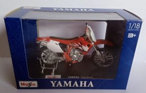 Maisto motorka na stojánku se zn. YAMAHA - Yamaha YZ-450F 1:18 červená