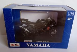 Maisto motorka na stojánku se zn. YAMAHA - Yamaha YZF-R1 1:18 černá