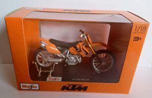 Maisto motorka na stojánku se zn.KTM - KTM 525SX 1:18 oranžová